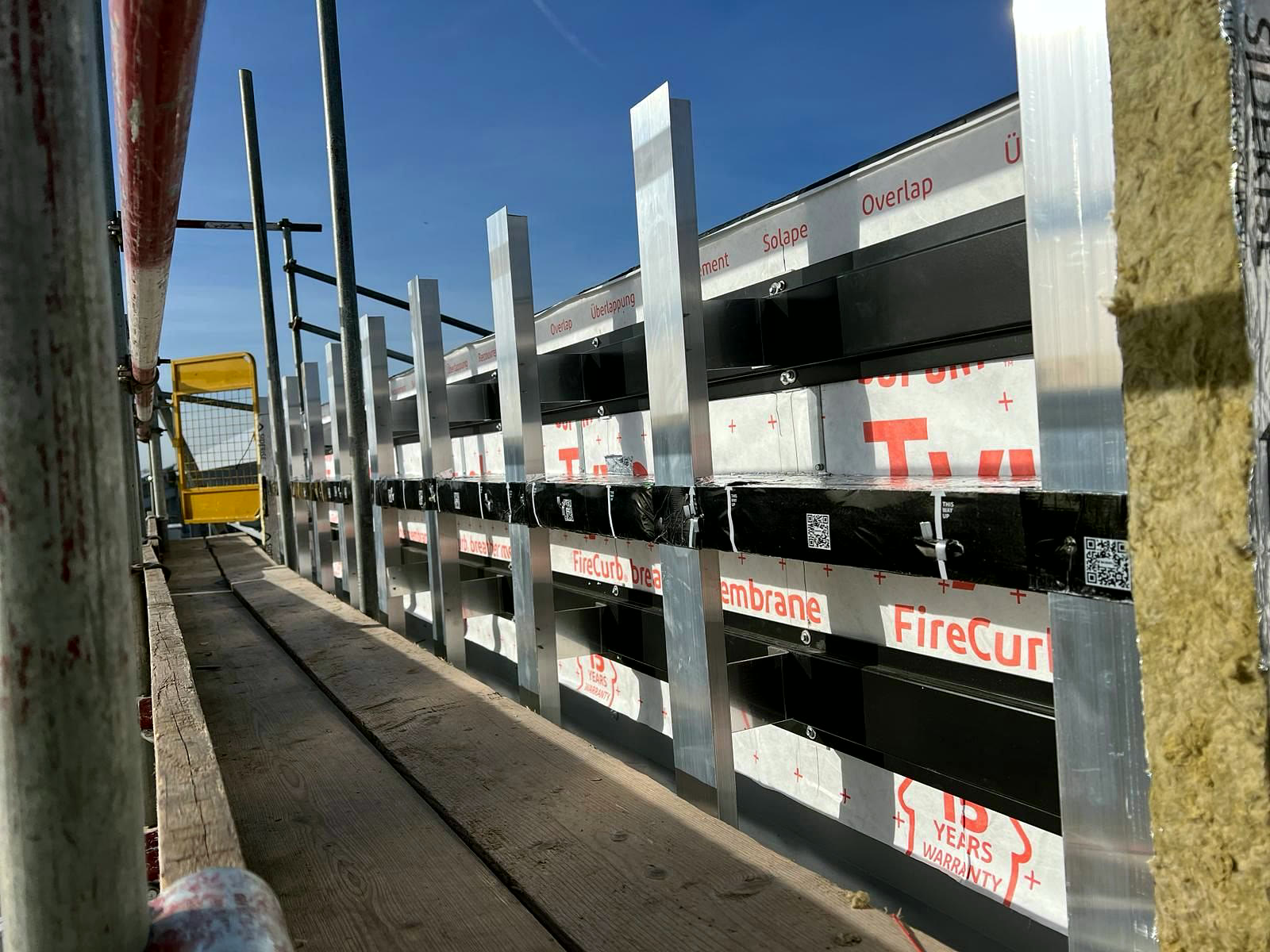 Cavity barriers between cladding rails, seen from the scaffold