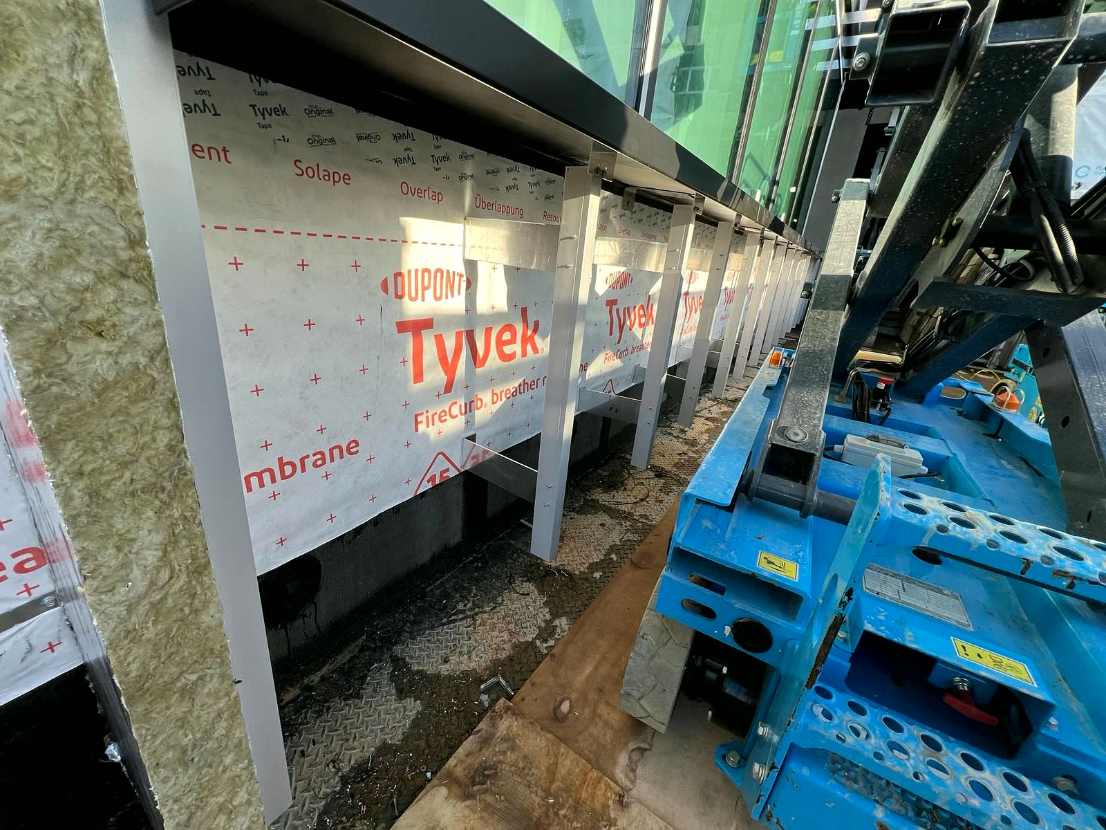 Membrane, mineral wool and cavity barriers next to the access platform