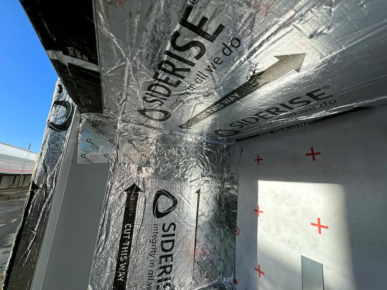 Cavity barrier turned around a corner of the facade