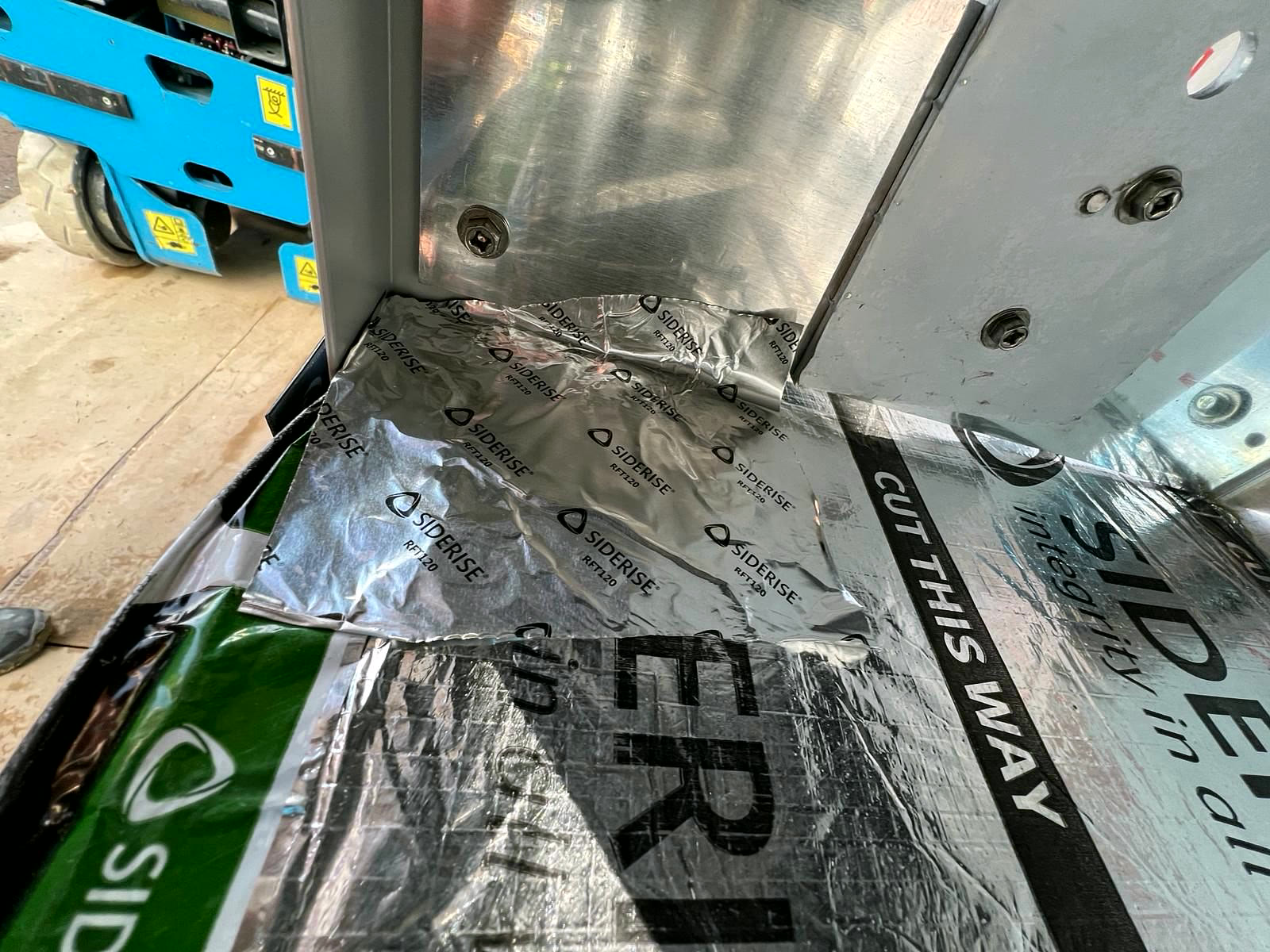 Cavity barrier fitted around a cladding bracket