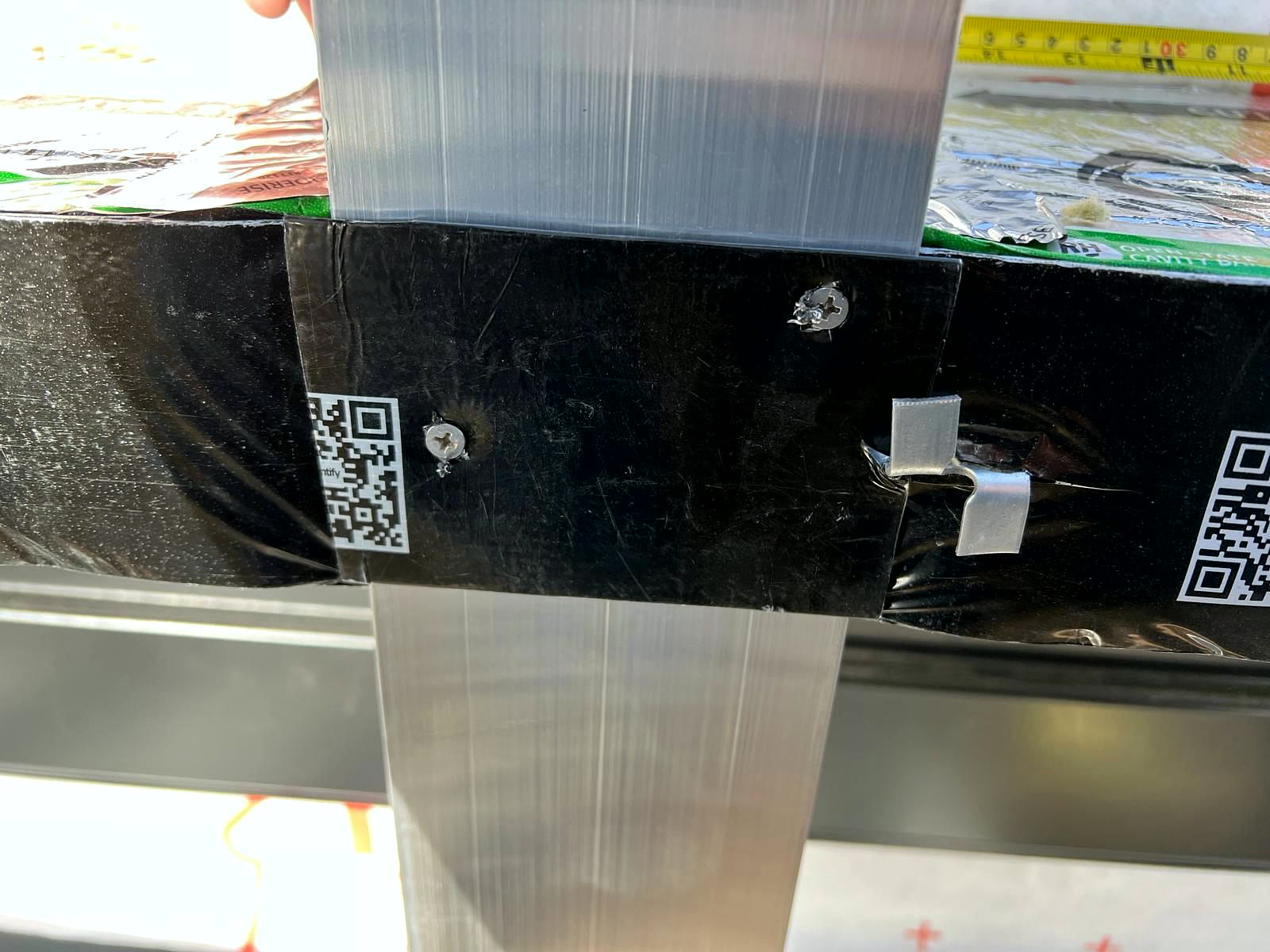 Sealed joint between two cavity barriers at a cladding rail